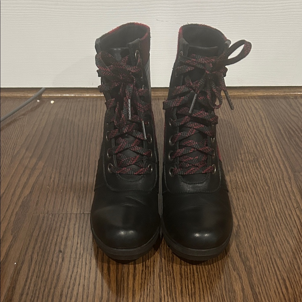 Sorel Black and Red buffalo plaid Lexie wedge lace up boots 7.5 - Picture 2 of 6